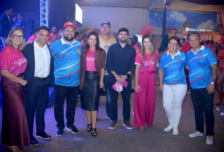 Componentes da Escola Pega no Samba ladeados por Lia Ribeiro, Giselle Alves, João Resegue e Alessandra Marques, do Grupo Sim.