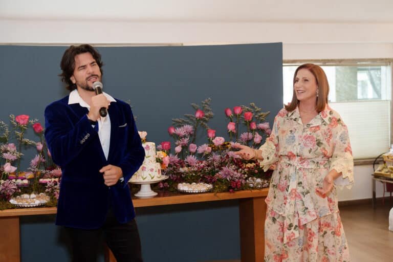 O cantor André Furlan e Mary Helal