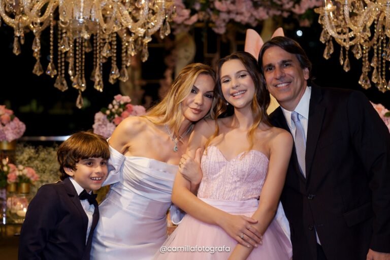 O irmão Davi, a mãe Flávia e o padastro André Barbosa Barros