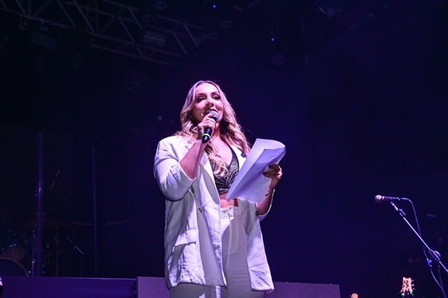 Penélope Marques, do Grupo Sim, apresentando com estilo.