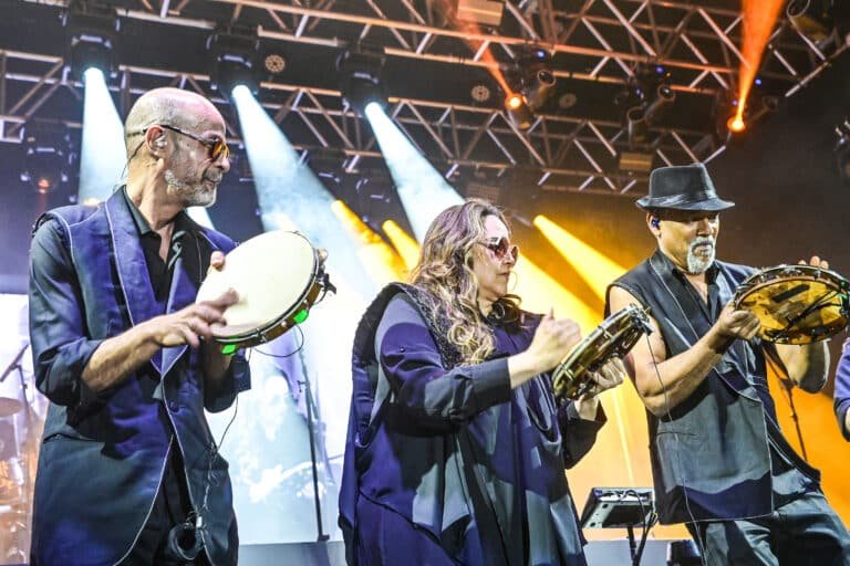 Ana Carolina no pandeiro com seus músicos