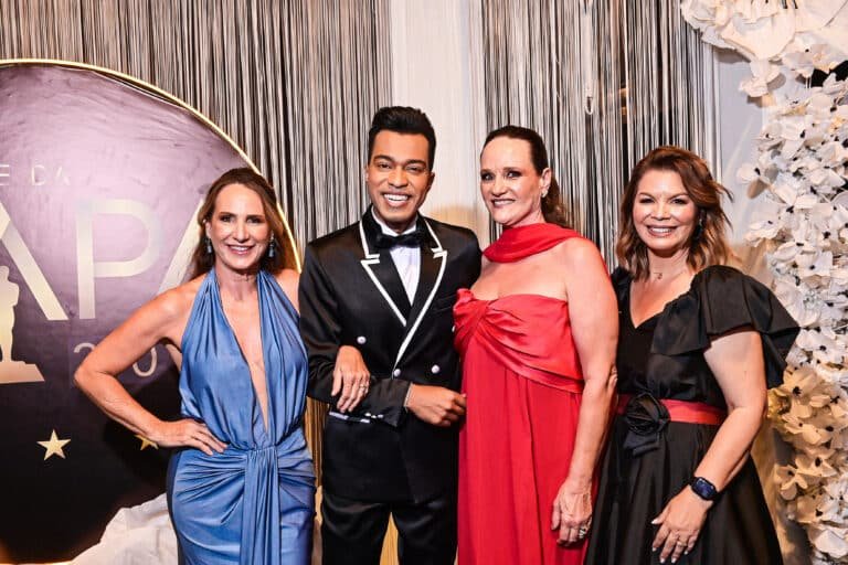 Marlon Vianna ao lado de: Carla e Alessandra Marianeli e Michelly Brandão.