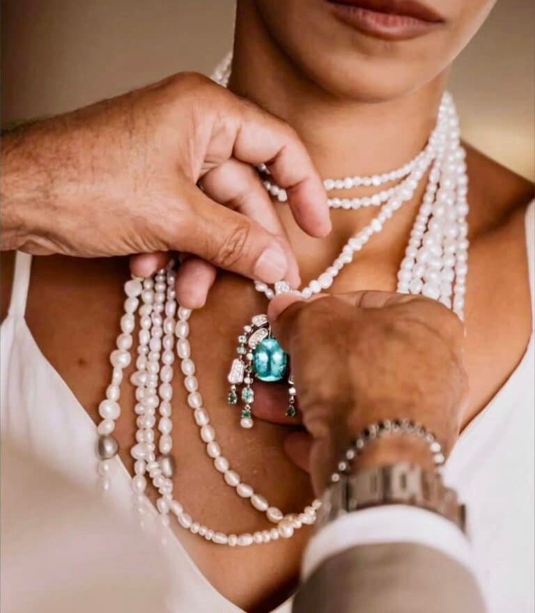 O maravilhoso colar de pérolas com pendente de turmalina paraíba de 17,80 cts e diamantes.