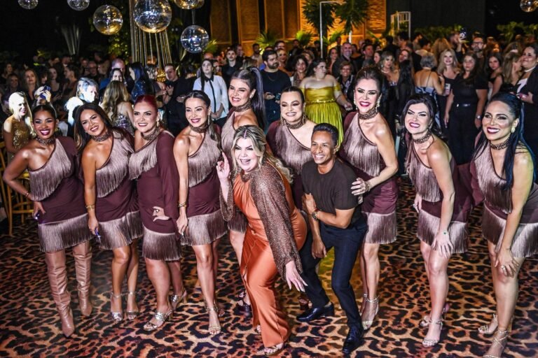 Fernanda Prates e o coreógrafo, Andrezinho Castro,  com as amigas da dança.