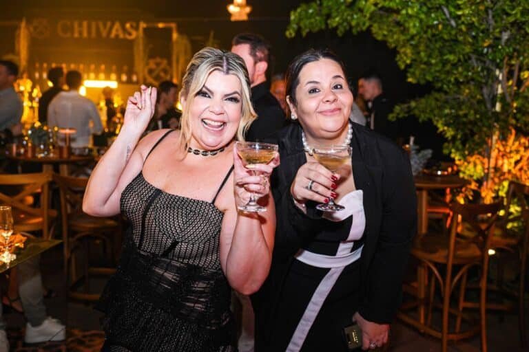 Fernanda Prates com a produtora do aniversario, Roberta Lacerda.