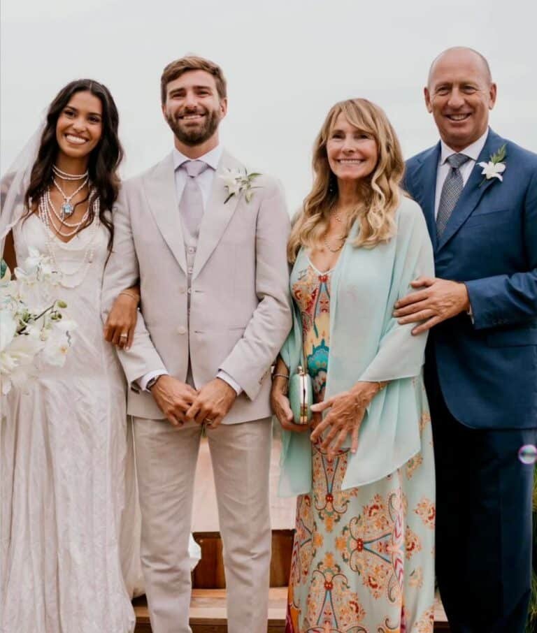 Yohana Soares e Andrea Padovani ao lado de Silva Pertecutti e Pier Padovani, pais do noivo.