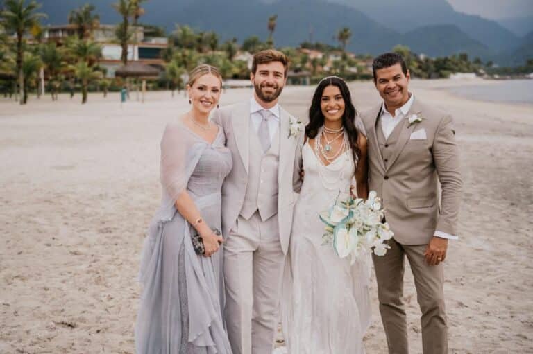 Yohana Soares e Andrea Padovani ao lado de Tatiana e Dorion Soares, pais da noiva.