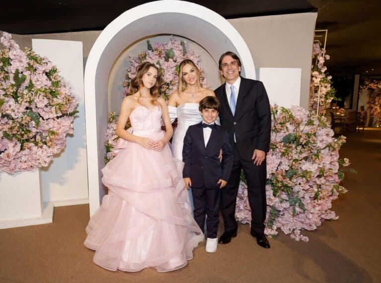 Liz com a mãe, Flavia Daroz, o padrasto André Barbosa Barros e o irmão Davi