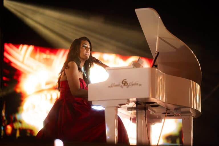 A cantora Jackie Húver deu um show durante o desfile de gala