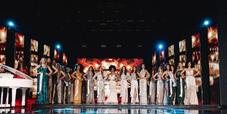As candidatas durante o desfile de gala