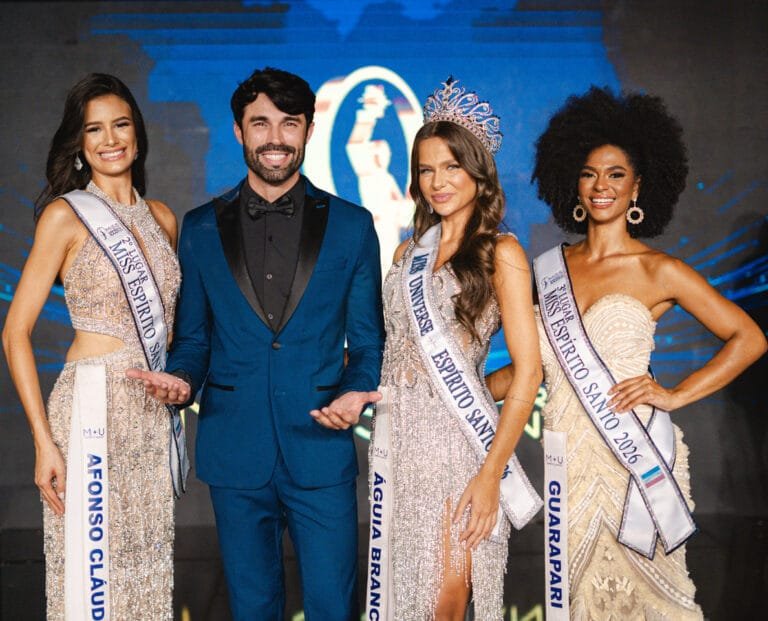 Charles Souza entre Lara Marina, Miss Afonso Claudio, Flavia Klemz, Miss Esprito Santo 2026, e Stefani Oliveira, Miss Guarapari