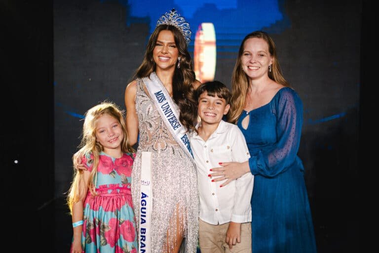 Flávia Klemz com a mãe Elisana e os irmãos Yohan e Alice