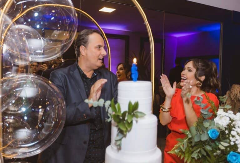 Hugo Rodrigues e Elayne Borel comemorando os 5 anos da Mesa de Negócios