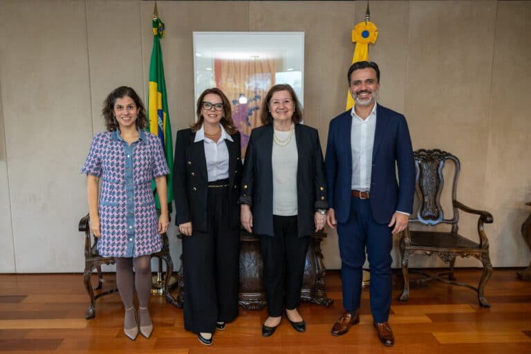 Maria Clara Cerqueira; Chefe do Setor de Política Comercial da Embaixada do Brasil em Washington, Karina Porto-Firme; head de comunicação da Centrorochas e do It's Natural – Brazilian Natural Stone, a embaixadora brasileira de Washington, Maria Luiza Ribeiro Viotti, e Fábio Cruz; vice-presidente da Centrorochas