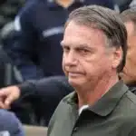 Bolsonaro recebe alta e chega em casa para cumprir prisão domiciliar
