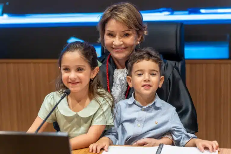 A nova presidente Janete Vargas Simões com os netos Ana e Hugo