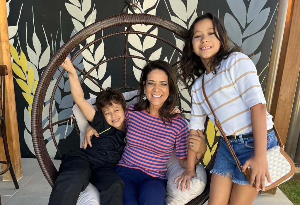 Giselle Alves com os filhos