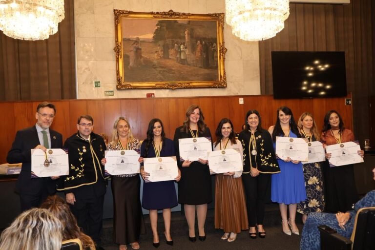 Adriana  Liporoni  Sampaio  
Delegada de Polícia Coordenadora das Delegacias de Defesa da Mulher ao lado das homenageadas , as delegadas; Dra. Adriana Haidê Assari Nevoeiro, Dra. Denise Cristina Lima Batista, Dra.Patrícia Vaiano Mauad, Dra.Luciana Borges D’Avó,Dra.Vânia Turolla Alves Cardoso, Dra.Daniela Brito de Lima, Dra.Daniela de Araújo Silva.