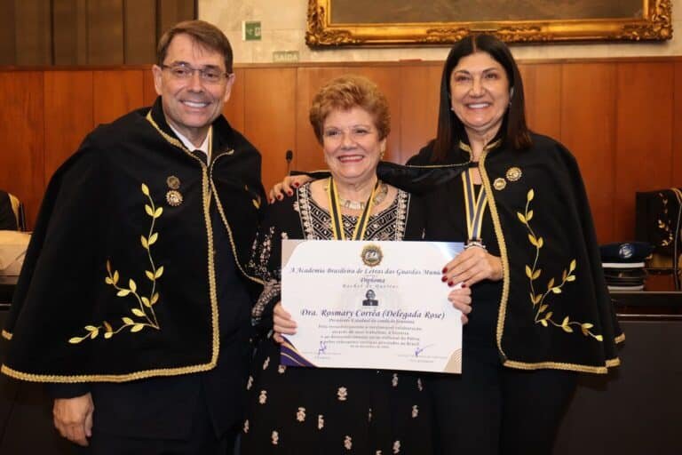 O presidente da Academia, comandante Carlos Alexandre Braga; a delegada Rose; e a diretora de Relações Públicas, Zaine Assaf.