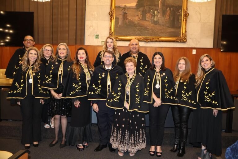 Comandante Carlos Alexandre Braga, presidente da Academia, ao lado dos acadêmicos da ABLAGUAM