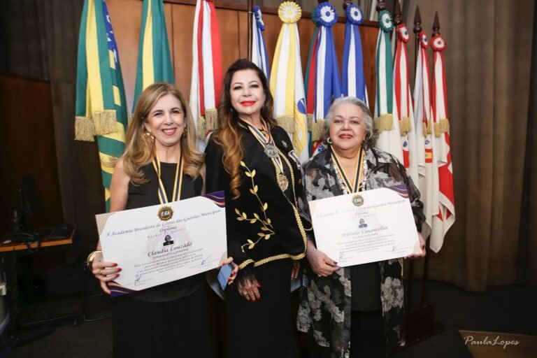 Kristhel Byancco com as homenageadas Claudia Louzada e Myrinha Vasconcellos.