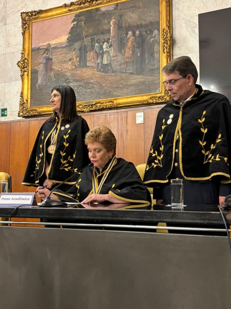 A diretora de relações pùblicas; Zaine Assaf, Delegada Rose e O presidente da Academia, comandante Carlos Alexandre Braga.