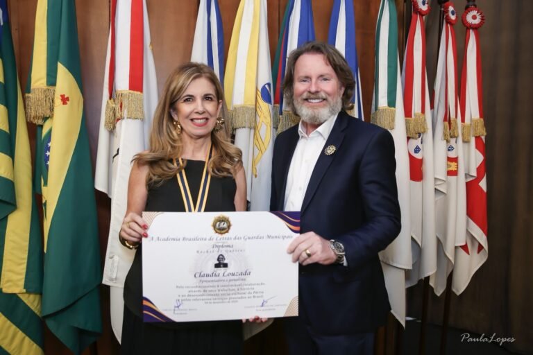 Claudia Louzada e Flávio Figueiredo Assis, ambos homenageados.