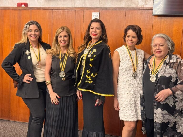 A acadêmica, Kristhel Byancco, ladeada pelas homenageadas  Pérola Fernandes, Claudia Louzada, Denise Machado e Myrinha Vasconcellos.