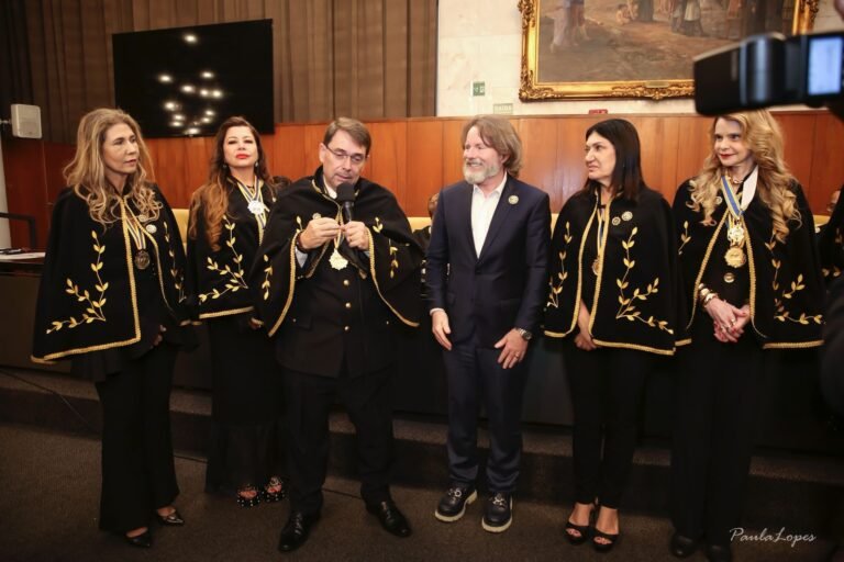 O empresário Flávio Figueiredo Assis recebendo a  homenagem.