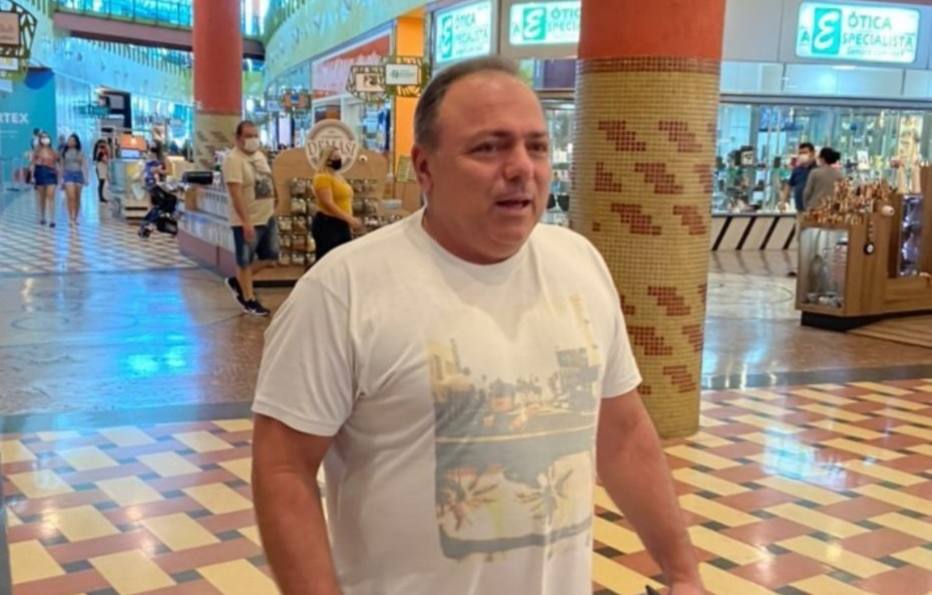 O ministro Eduardo Pazuello foi fotografado sem máscara em shopping de Manaus neste domingo, 25 (Foto: Reprodução/Twitter)