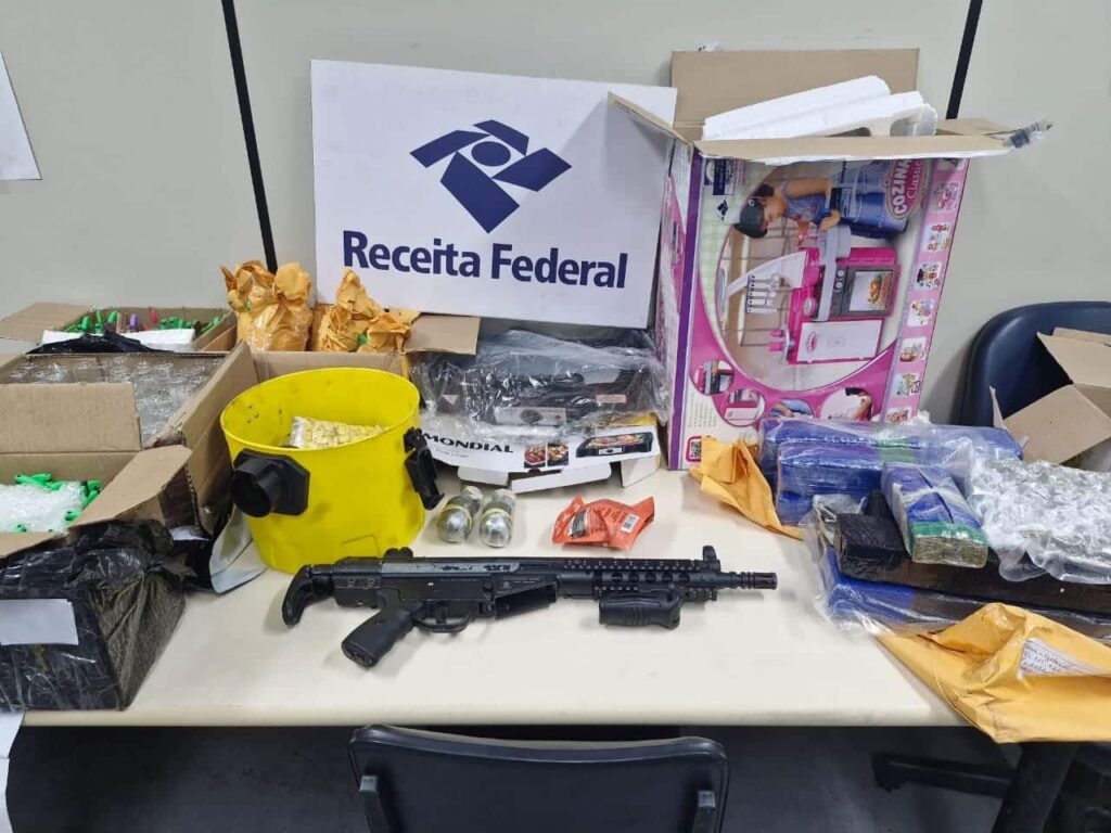 22082025-Apreensao-de-granadas-simulacro-de-arma-e-mais-de-R-1-milhao-em-drogas-no-Rio-de-Janeiro-6