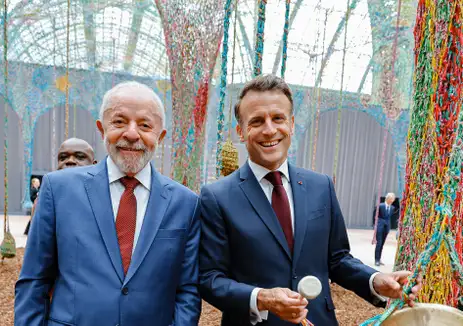 Ricardo Stuckert/PR Paris, 06/06/2025 - Presidente da República, Luiz Inácio Lula da Silva, durante visita à exposição “Nosso Barco Tambor Terra”, de Ernesto Neto, na companhia do Presidente da República Francesa, Emmanuel Macron, no Grand Palais. Foto: Ricardo Stuckert/PR