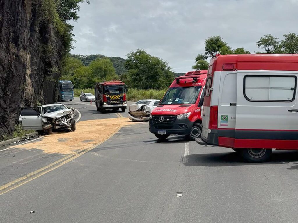 Acidente-com-dois-carros-em-Biriricas-capa