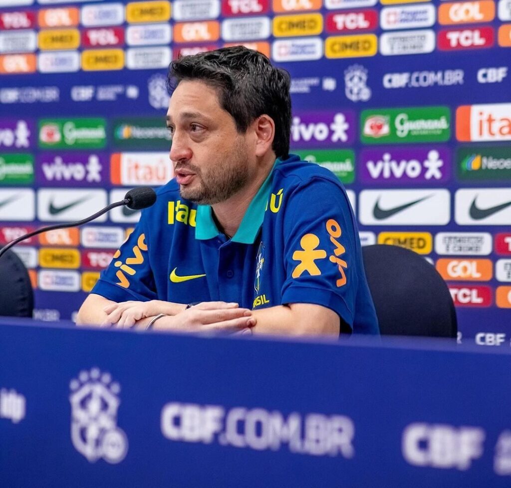 Arthur-Elias-Tecnico-Selecao-Brasileira-Feminina-Coletiva-e1732736298781