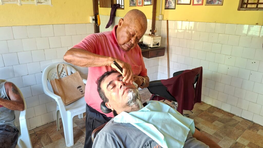 Budé trabalha todos os dias e virou um personagem vivo da história de Conceição da Barra. Foto: Divulgação