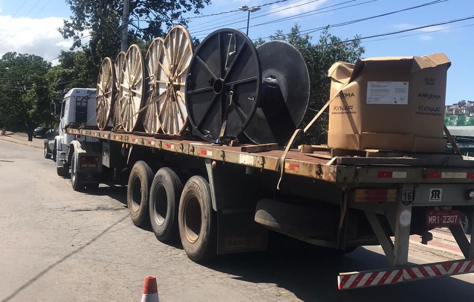 Bobina cai de caminhão e mata motociclista em Vila Velha. Foto: Reprodução