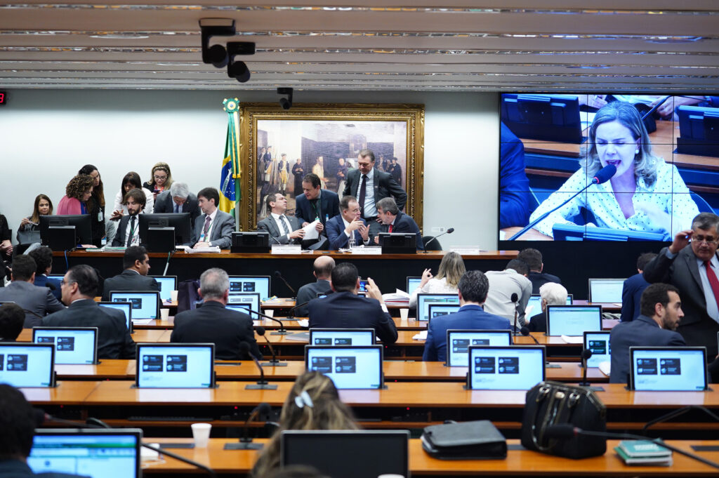 Comissão Especial da Previdência aprova texto básico da Previdência