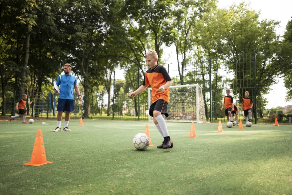 Criança praticando esporte; futebol. Foto: FreePik