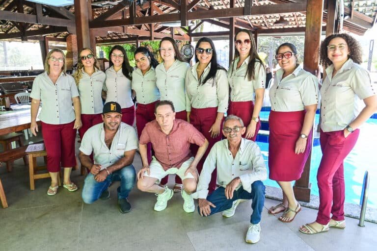 Valcecir Torezani com corretores de ponta da sua Imobiliária.