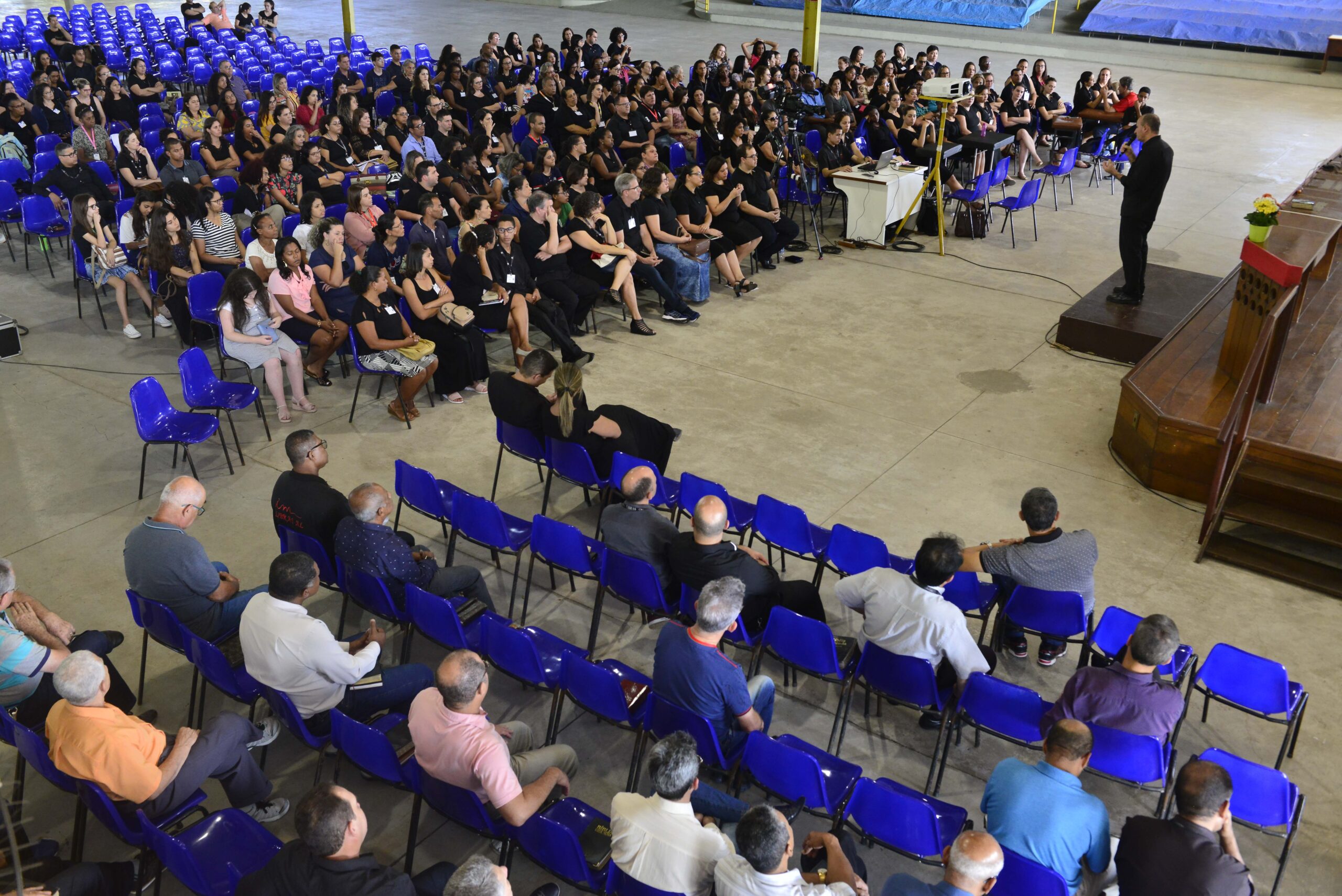 As crianças e os pré-adolescentes surdos das Escolas Bíblicas Dominicais da Igreja Cristã Maranata participam de todas as atividades, sempre acompanhados de um intérprete de Libras. Foto: Fábio Vicentini