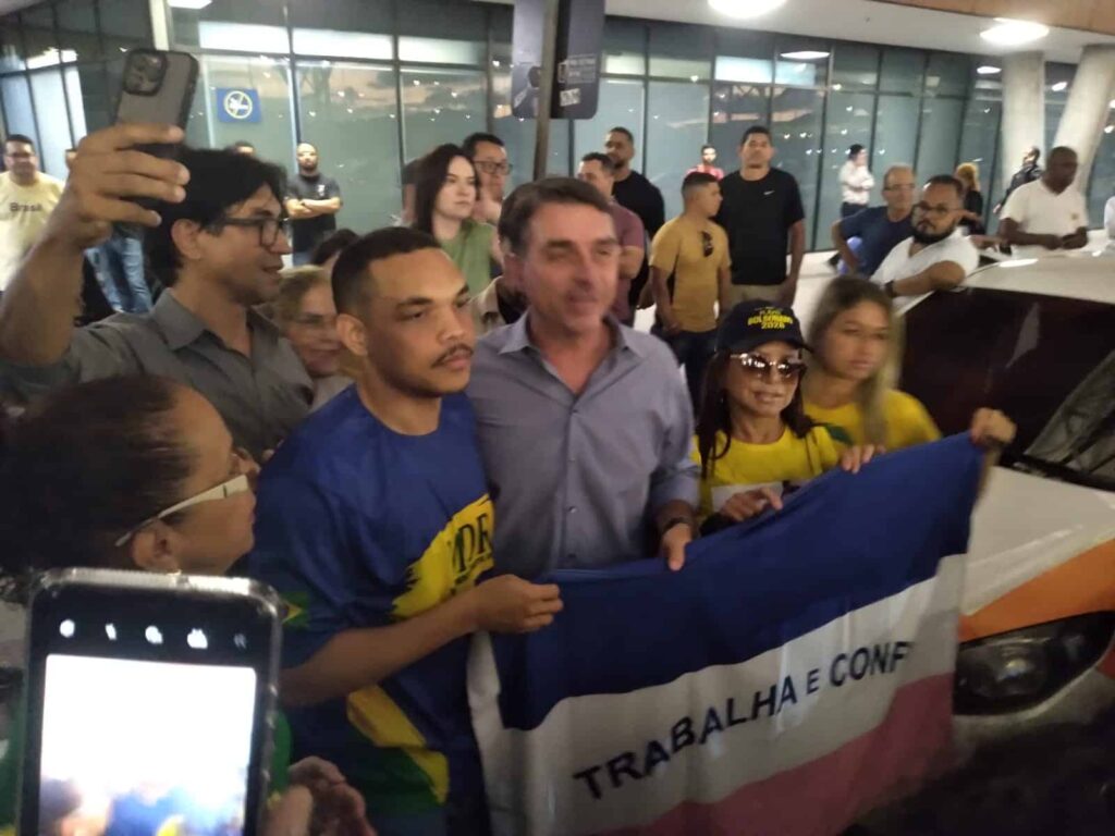 Flávio Bolsonaro com bandeira do Espírito Santo no Aeroporto de Vitória. Foto: Vitor Vogas