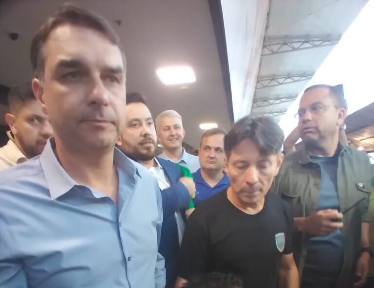 Flavio-bolsonaro-em-vitoria-1-e1766482917761