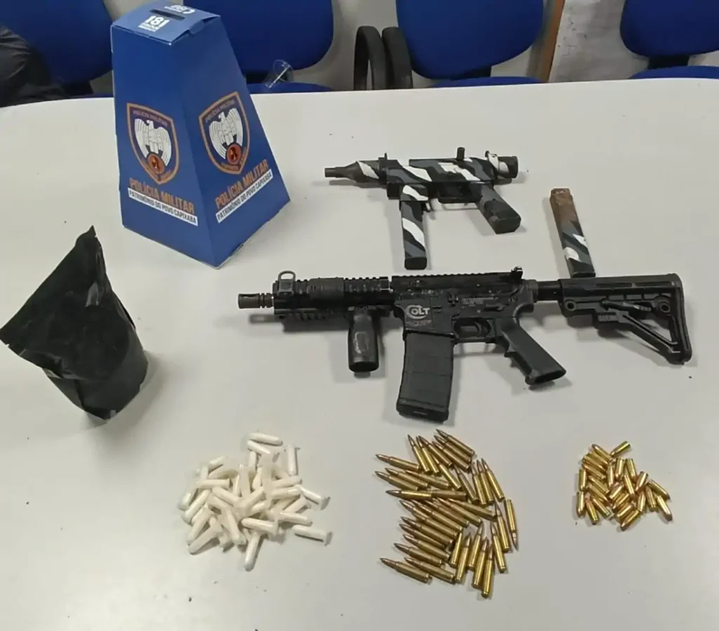 Fuzil-e-municoes-sao-apreendidos-no-Jaburu-apos-troca-de-tiros-entre-PM-e-traficantes1