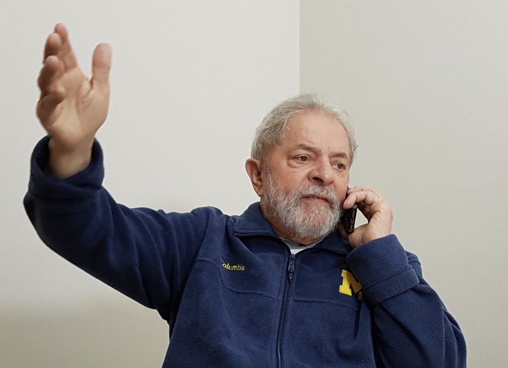 Lula ao telefone em São Bernardo do Campo
