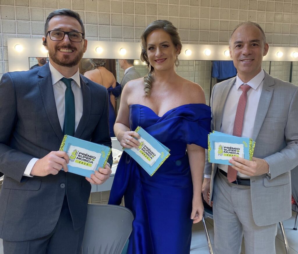 O-comunicador-Edson-Jonas-a-jornalista-Andressa-Missio-e-o-Kazinho-CEO-do-Grupo-Midiacom-na-apresentacao-do-Premio-Super-da-Musica