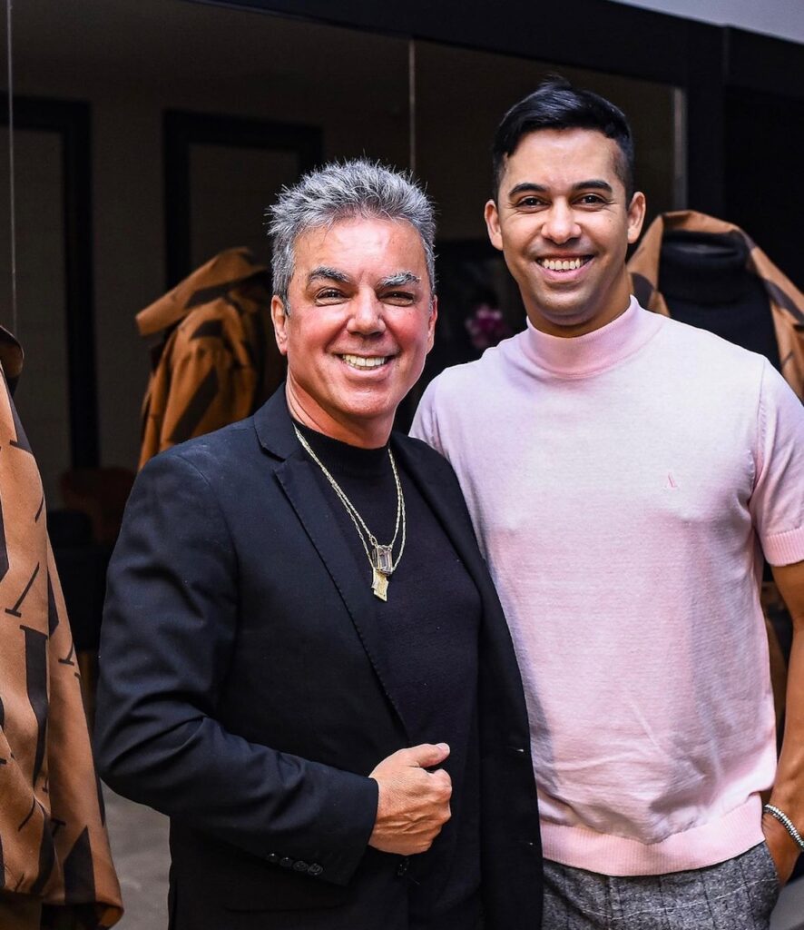 O-estilista-Ivan-Aguilar-e-Fernando-Machado-Junior-da-agencia-Lux-Travel-
