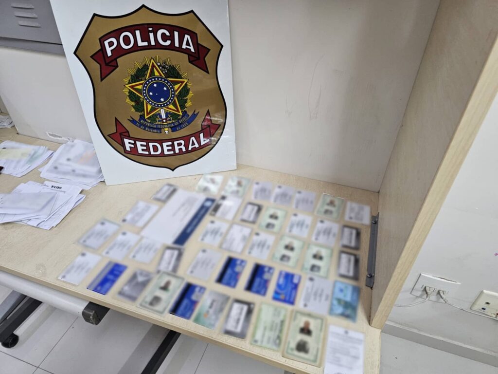 POLICIAS-FEDERAL-E-CIVIL-PREENDEM-HOMEM-EM-FLAGRANTE-AO-UTILIZAR-DOCUMENTO-FALSO-NO-INSS-01