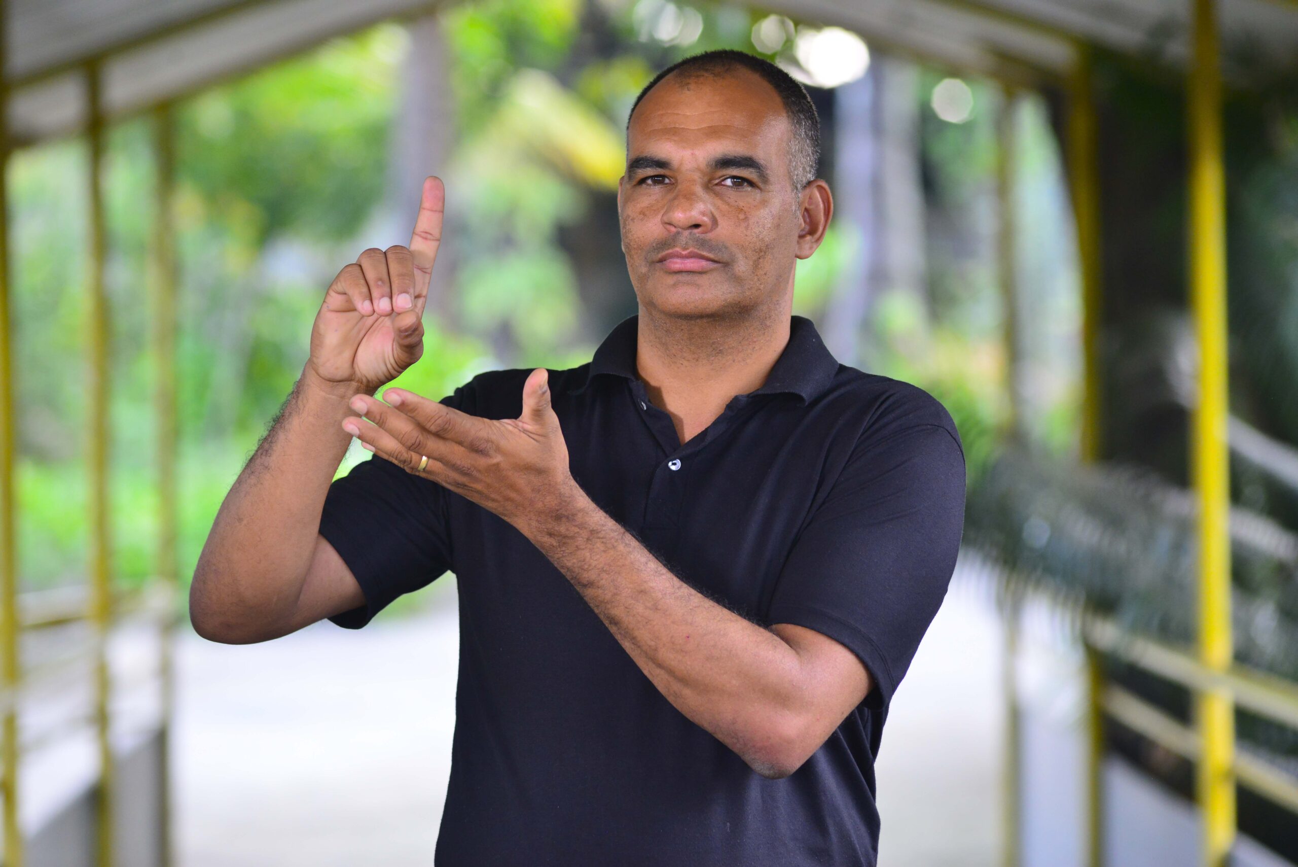 Marco Medina: inclusão e ensinamentos da palavra por meio de Libras. Foto: Fábio Vicentini