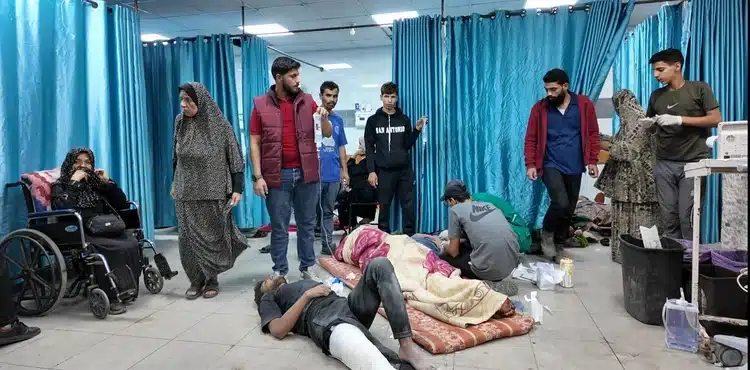 Pacientes_sao_tratados_no_chao_devido_a_lotacao_no_hospital_Kamal_Adwan_no_Norte_de_Gaza_545f11fe3a