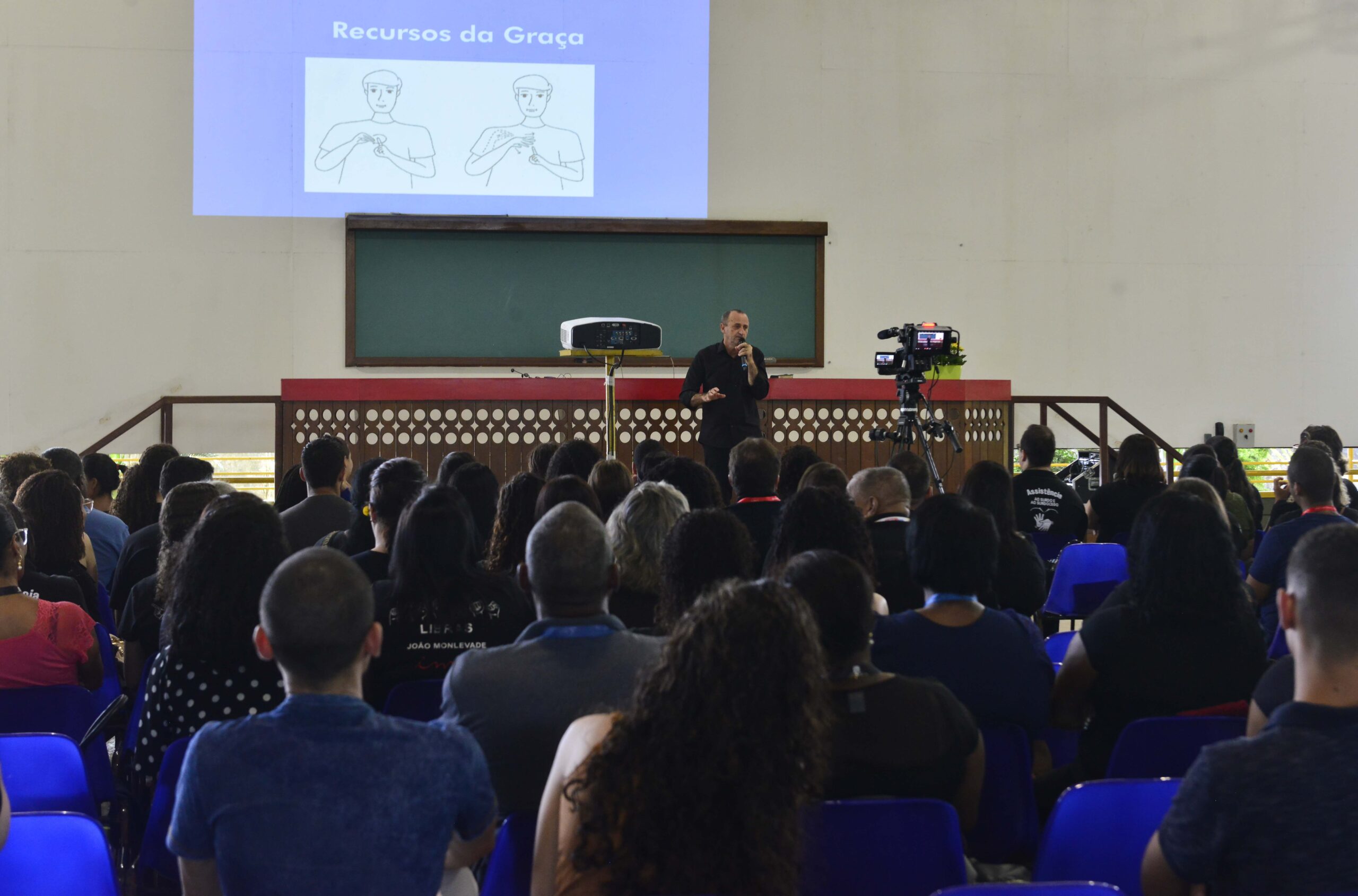 Seminário no Maanaim, em Cariacica, ensina Língua Brasileira de Sinais para membros da Igreja Cristã Maranata. Foto: Fábio Vicentini